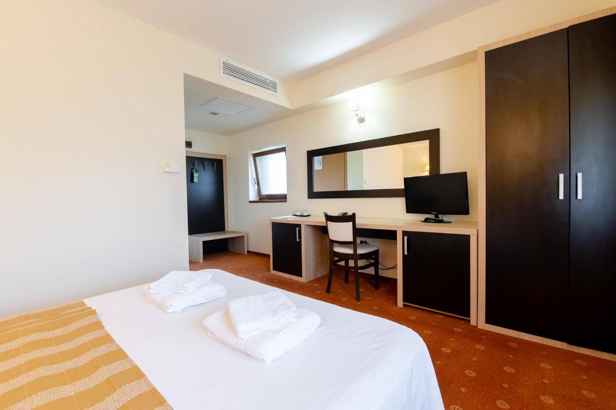 Hotel Oxford By Timhotels Тимишоара Экстерьер фото
